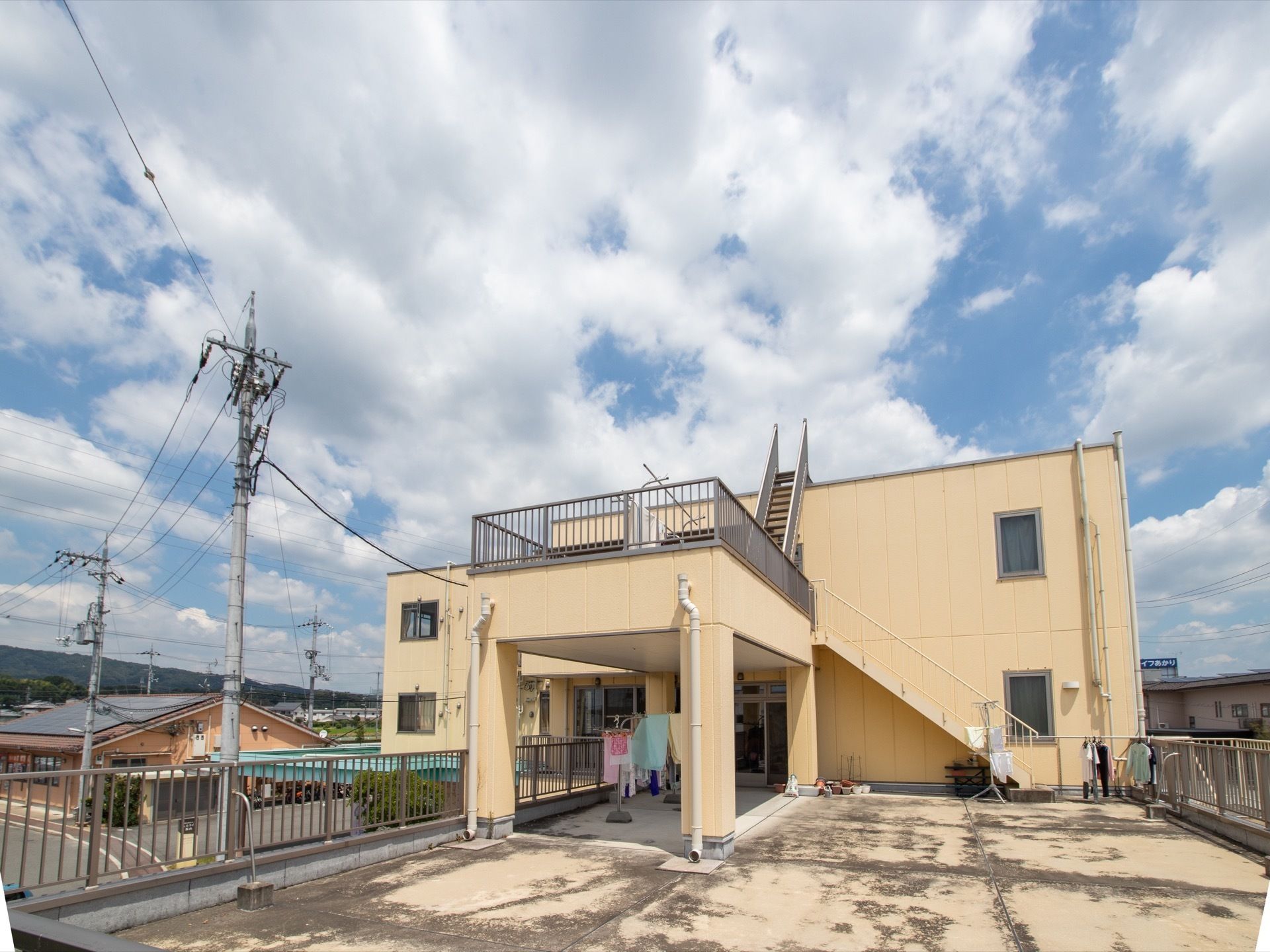 施設には屋上があり、周囲の綺麗な景色を眺めることができる。入居者様は気分転換に外の空気を楽しむことができる。