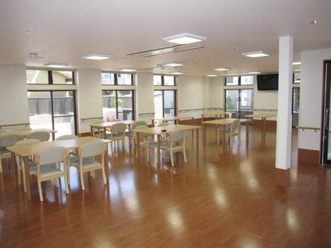 オープンな広いスペースにテーブル、椅子がたくさん並んでいる。入居者様が食事をしたり、くつろいだりする場所である。