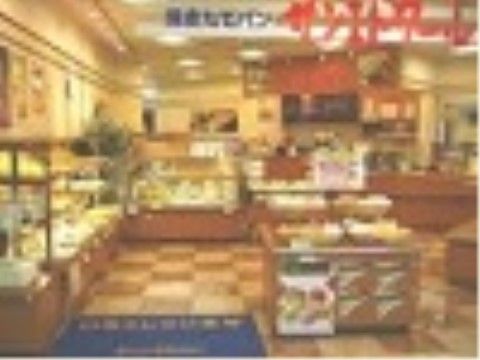 焼きたてのたくさんの種類のパンが並ぶパン屋さんである。好きなパンを自分でトレイに取って購入するタイプのお店である。