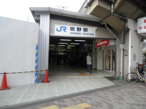 施設の近くに、歩いて行ける最寄り駅がある。車が無い来訪者様も、快適にご訪問いただける。売店があるので、買い物に便利である。