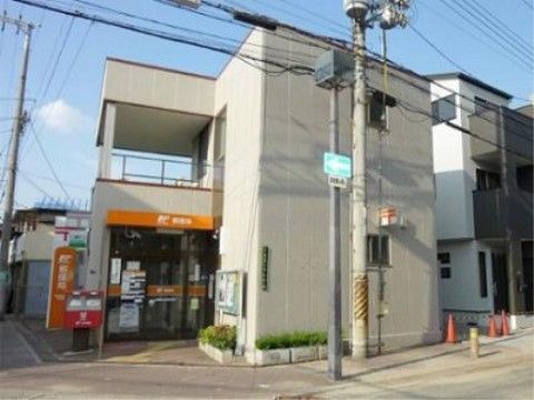 施設の近くに、郵便局がある。お金をおろしたり、年金を受け取ったり、郵便物を送ったりできるので便利である。