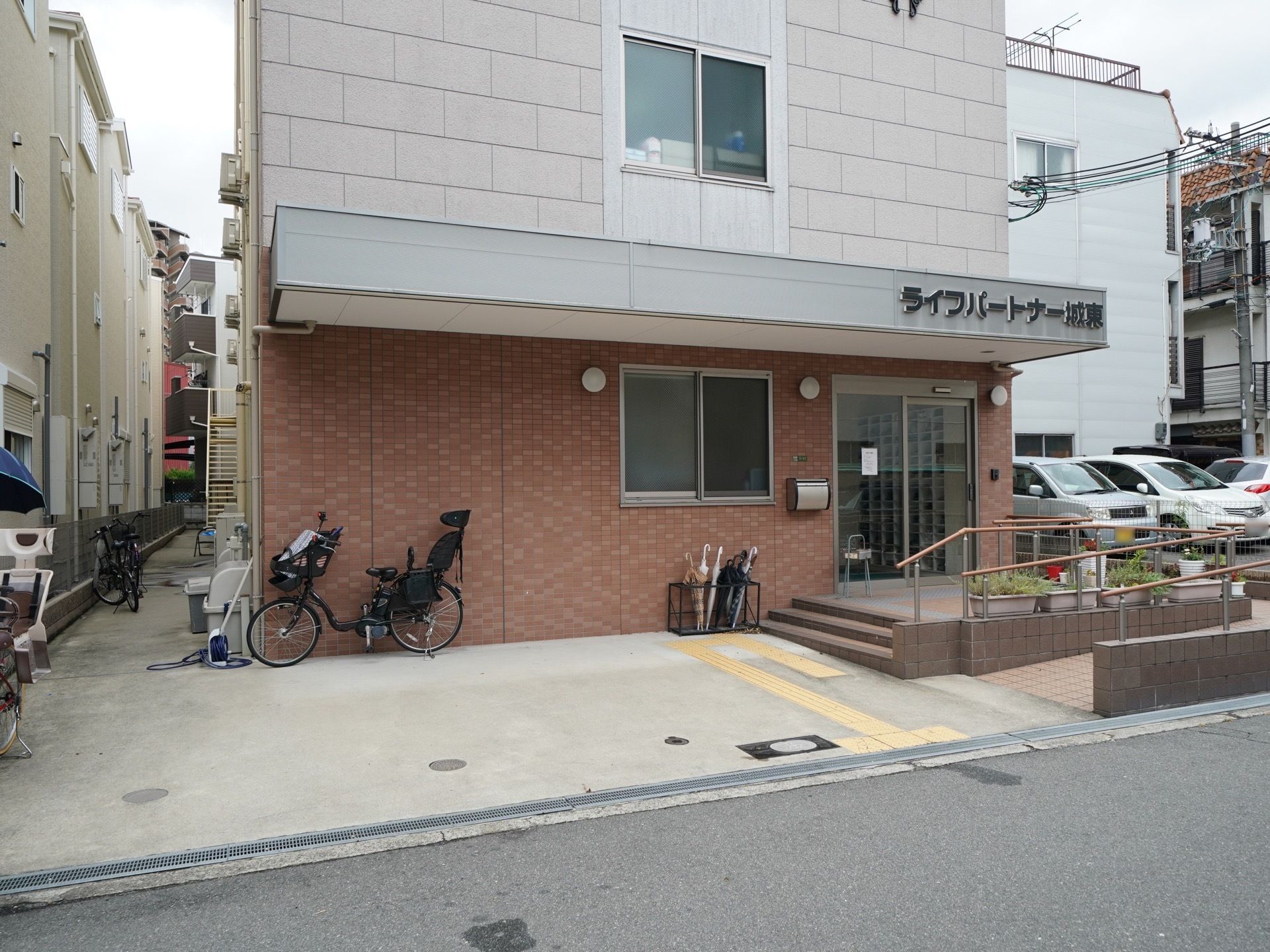 1階部分がレンガ調で施された、3階建ての施設である。道路側にエントランスがあり、床に点字ブロックが備えつけられている。