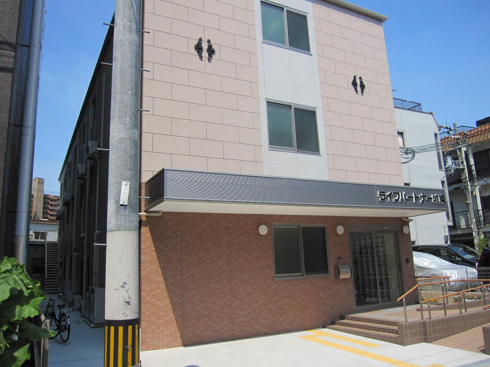 明るい外観の建物入口