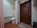 居室のドアは横幅が広く、部屋に入るとすぐ横にトイレが設置されている。トイレには壁がなく、カーテンが備わっている。