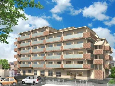 5階建て（一部は6階建て）のタイル張りの建物と駐車場
