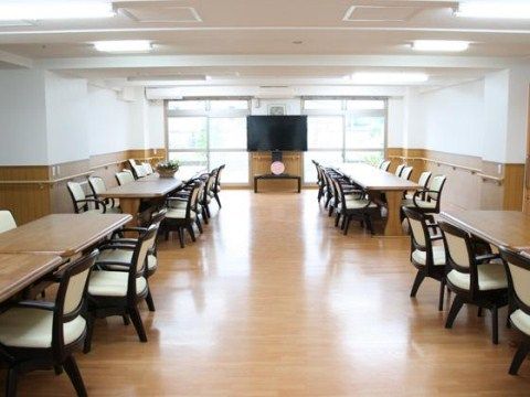 食堂には大きなテレビが設置してあり、壁には手すりがぐるりとついている。楽しい食事タイムを楽しむことができる。