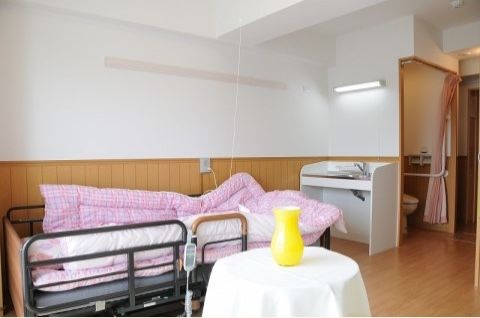 個室の用意があり、プライバシーが守られる。また、段差がないため車椅子をご利用の方でも安心して過ごすことができる。
