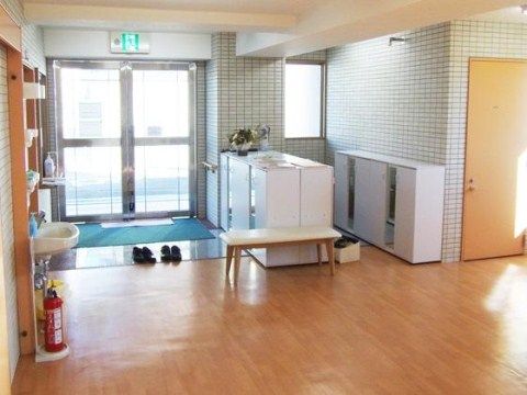 エントランスもバリアフリーにしてあり、車椅子での行き来もスムーズである。温かい雰囲気のエントランスで入居者様を出迎える。