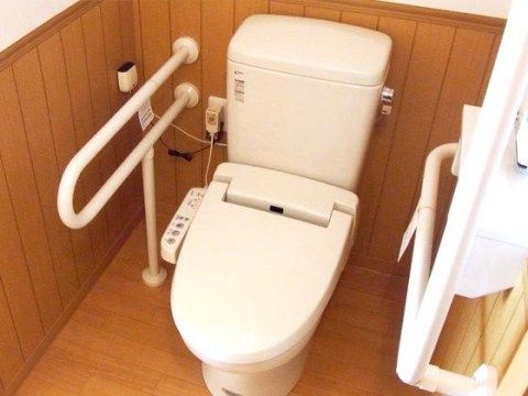 各居室にはトイレも完備。手すりが付いており、一人でも安心して入れる。温水機能付きであるため、いつでも温かい便座である。