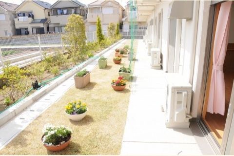 一階の部屋の前には広い庭があり、四季折々の花々を楽しむことができる。管理が行き届いた、きれいな庭である。