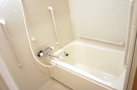 浴室には手すりが付いており、一人での入浴も安心である。一人でゆったりとくつろげる空間で、入浴できる。
