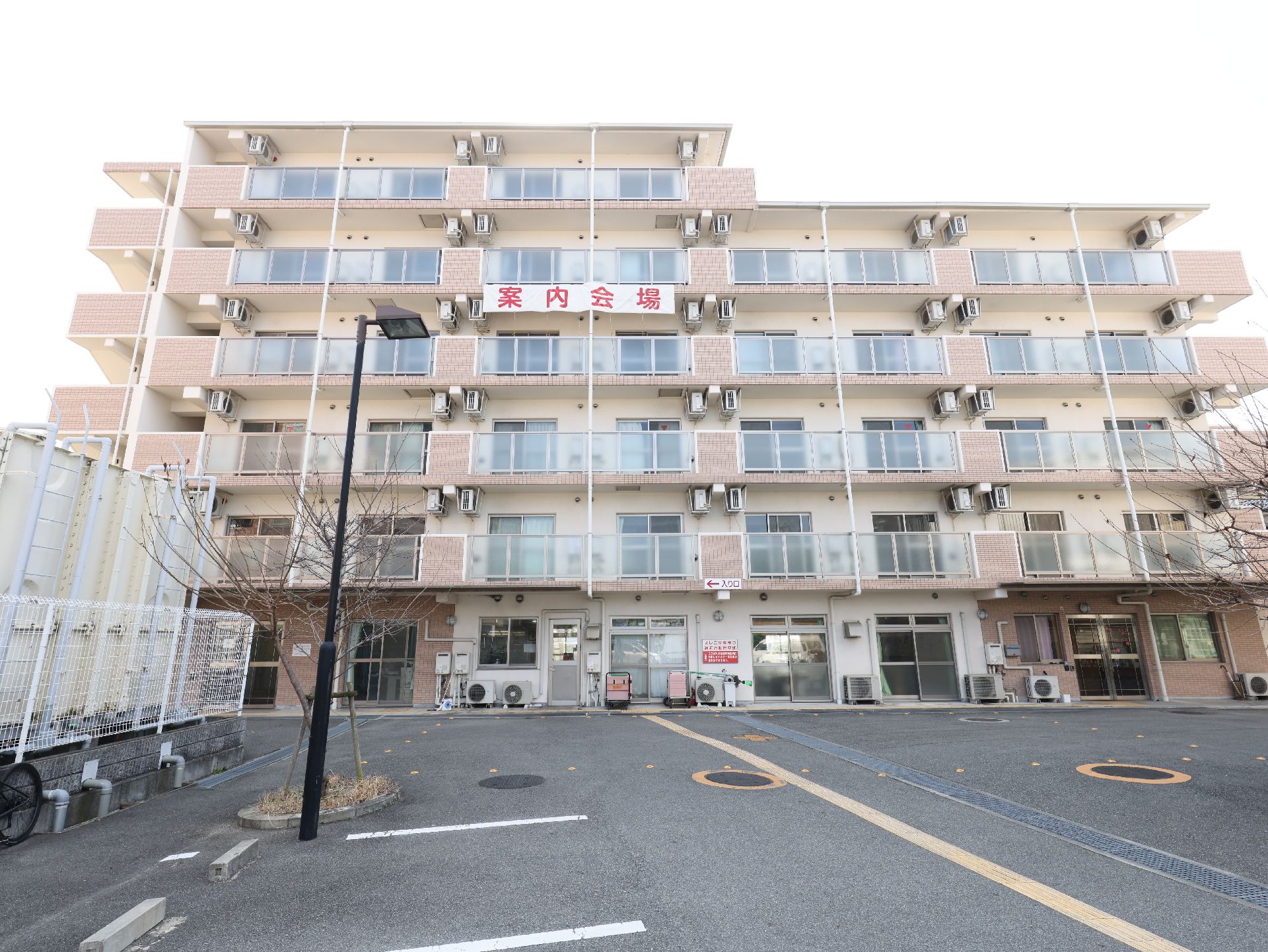 落ち着いた色合いで、駐車場も設置されている外観