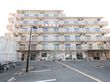 落ち着いた色合いで、駐車場も設置されている外観