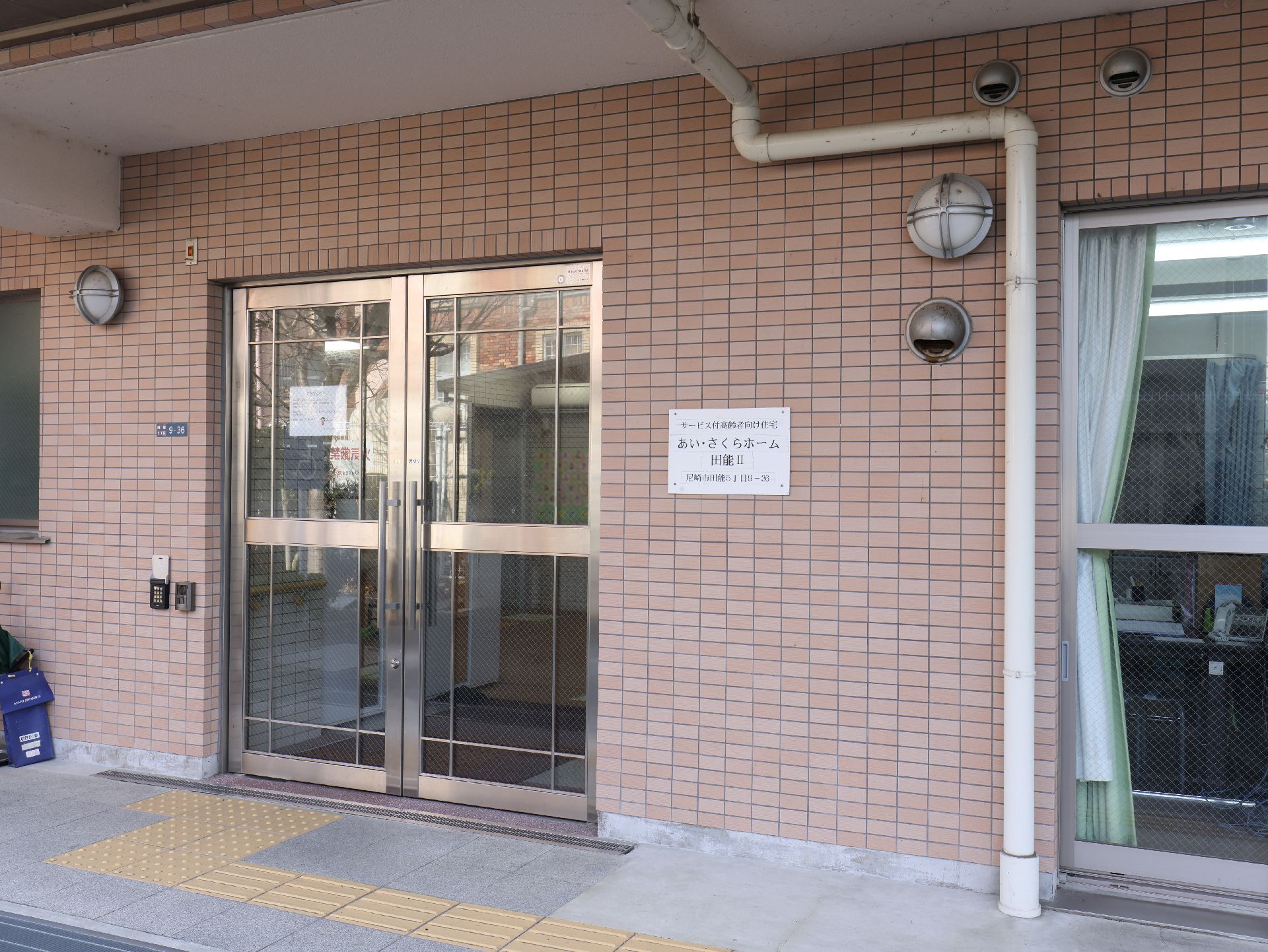 消毒液が設置された、バリアフリー化された玄関
