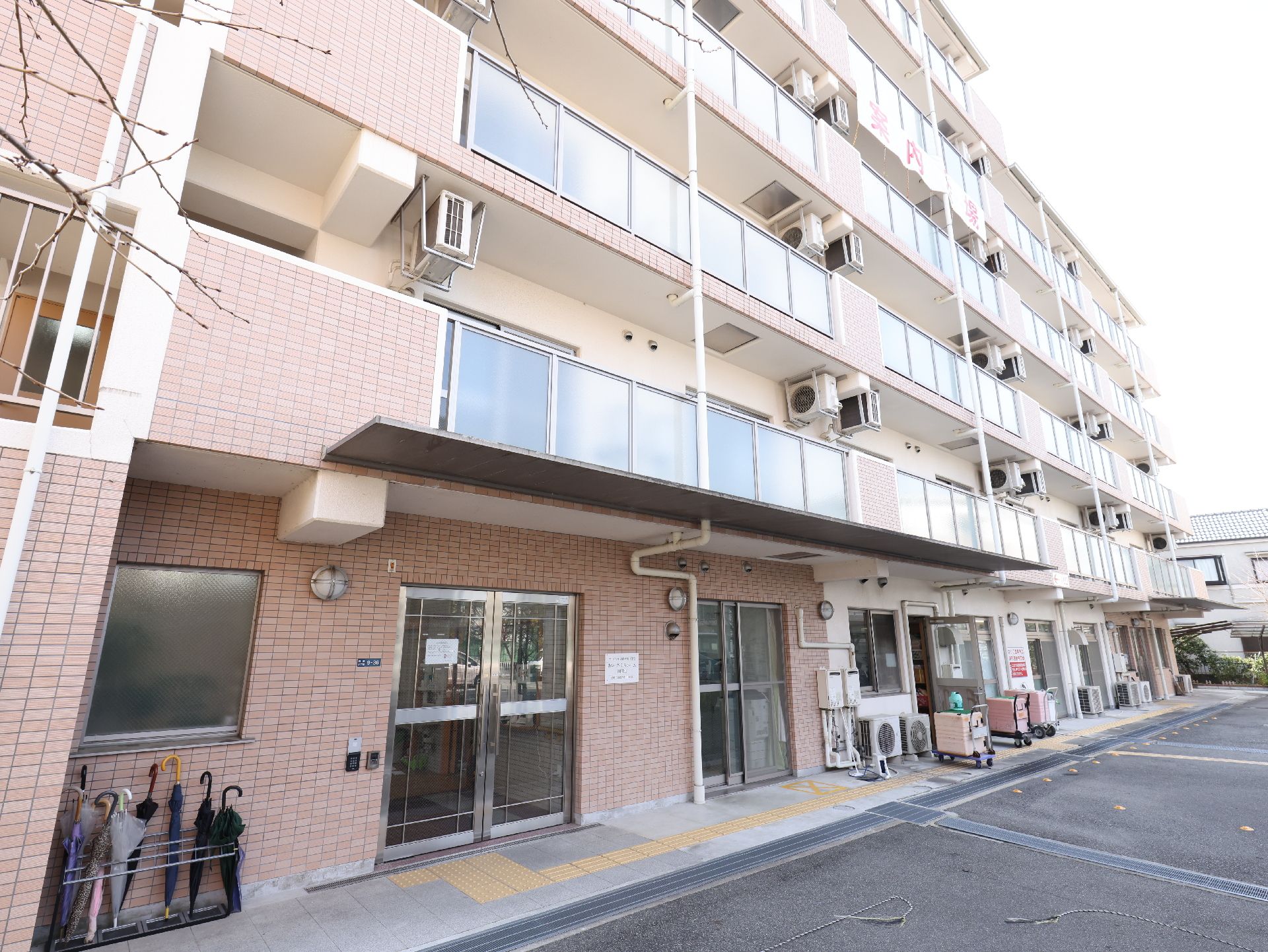 車椅子の人でも楽に移動できるように段差を排除した介護施設の外観