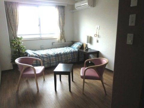 居室にはベッドと椅子が設置されている