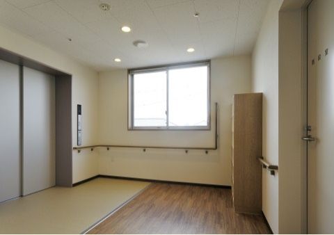 施設内には大型のエレベーターが設置されているので、車椅子をご利用の方も楽に移動することができる。エレベーターホールも広いのですれ違いが簡単。
