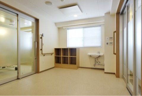 浴室は広く数人で同時に使用することができるので、脱衣所も浴室に合わせて広く造られている。ゆったりと入浴を楽しむことができる。
