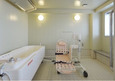 浴室内は広々として明るく清潔感がある。専用の入浴機器とスタッフのサポートで、安全に利用することができる。