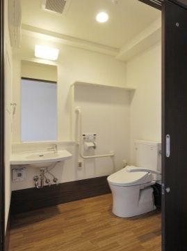 トイレは車椅子をご利用の方のために広く造られている。手すりや安全バーが設置してあるので、安心して使用することができる。