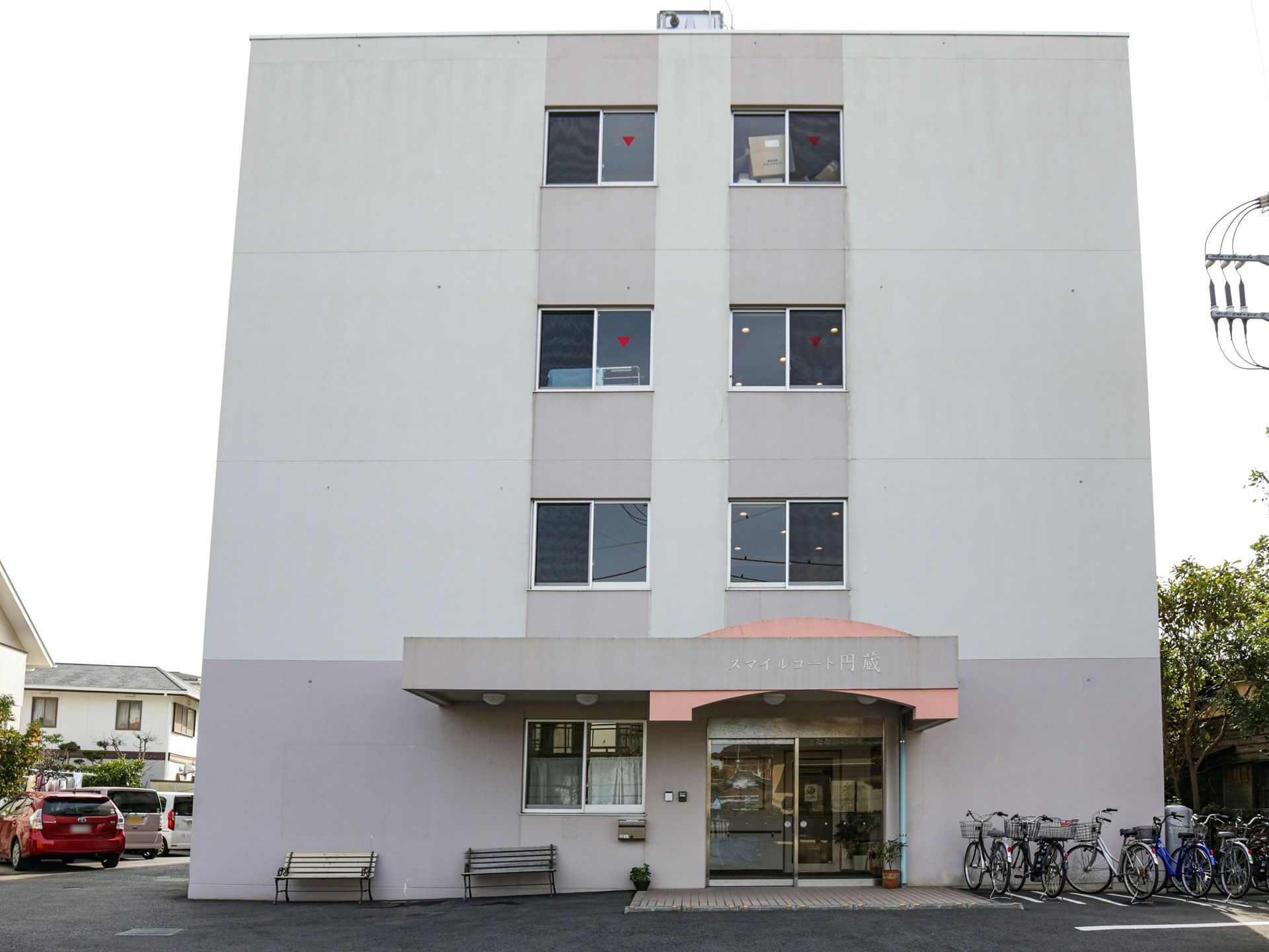 玄関側の外観は4階建てになっている。玄関は自動ドアで、前のスペースは広く、車での来訪時もスムーズに乗降できる。