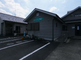 静かな住宅街にある施設の外観