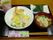 黒いお盆の上に食事が並べられている。右側にそうめんがある。左側にご飯があり、上に星型の飾りがのっている。