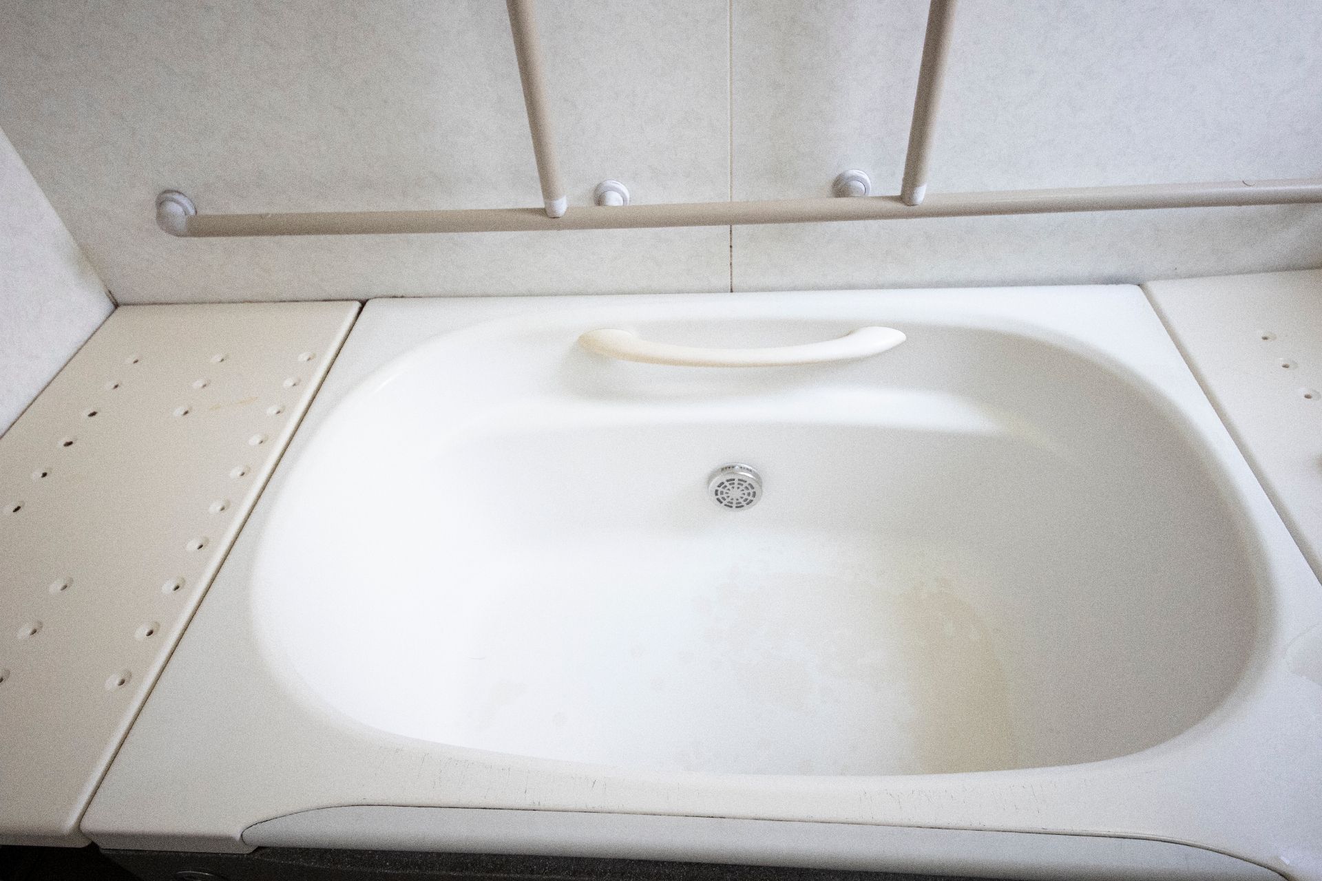 バリアフリー完備で、手すりが設置されている浴室