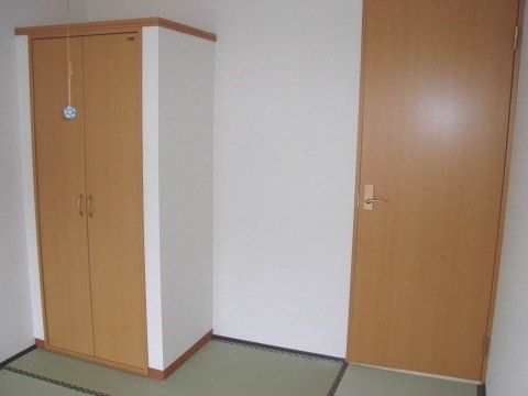シンプルな居室のクローゼット