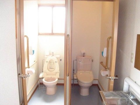 バリアフリー設計のトイレ