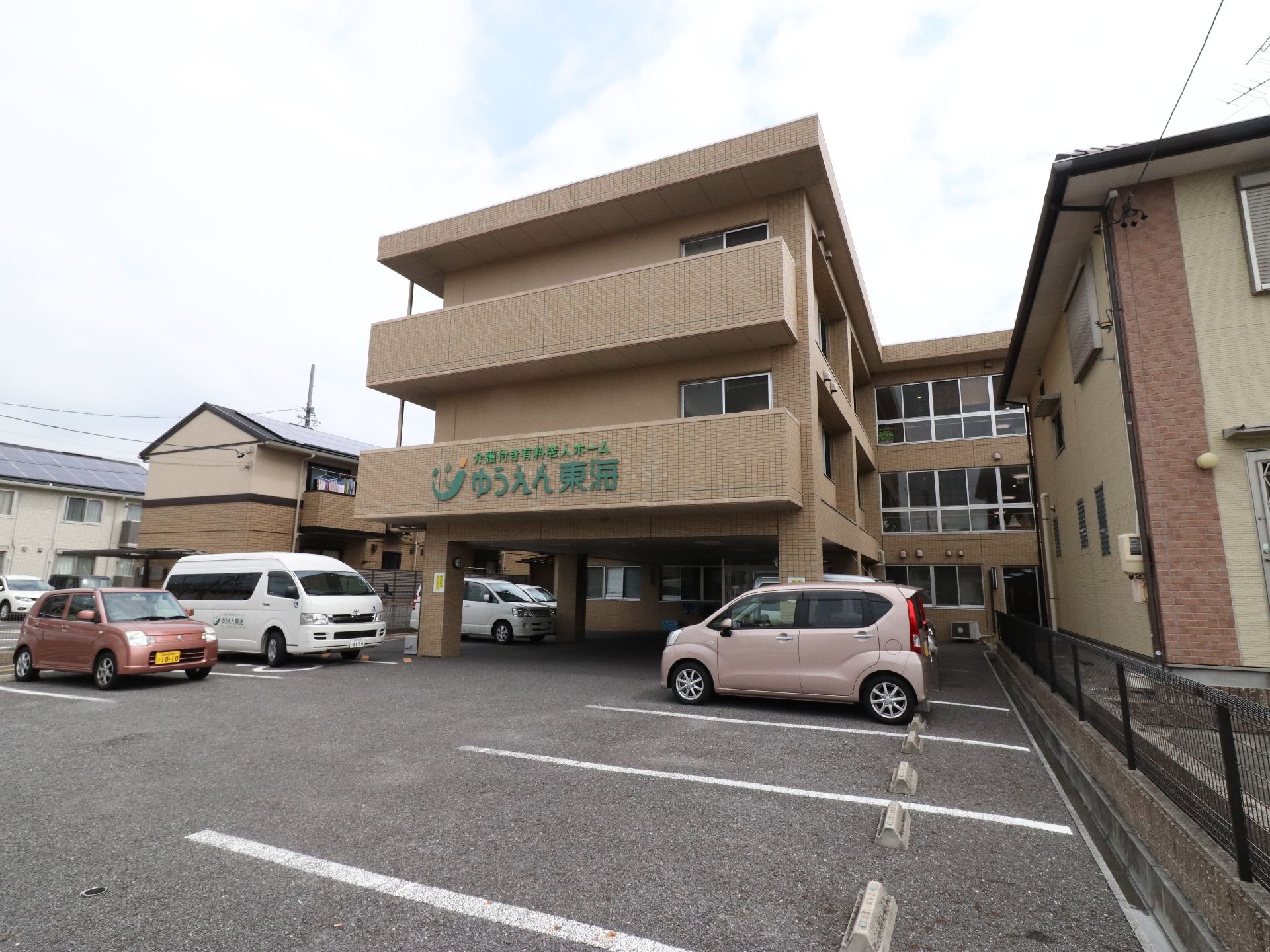 施設には10台以上置ける駐車場がある。駐車場と入口が近く、出入りが便利。屋根付きの駐車場もあるので、雨の日も濡れずに移動できる。