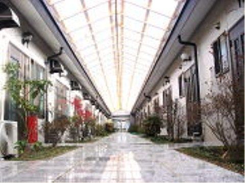 明るい中庭通路