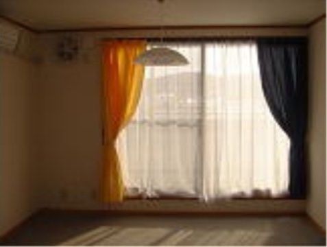 明るい窓付きの居室