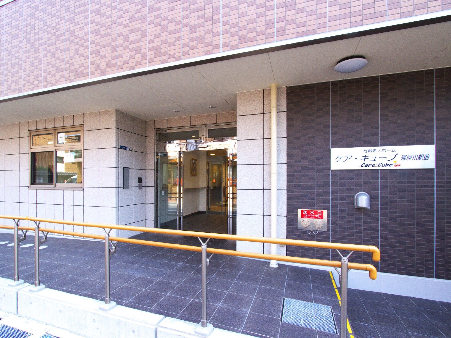 施設はまるで、普通のアパートのような建物で、5台程度の車を停められる駐車場も準備されている。周りは閑静な住宅街で落ち着いて過ごすことが可能。
