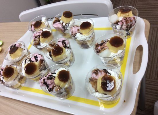 複数の器に盛り付けられたプリンのデザート