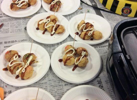 ソースと青のりをかけたたこ焼き