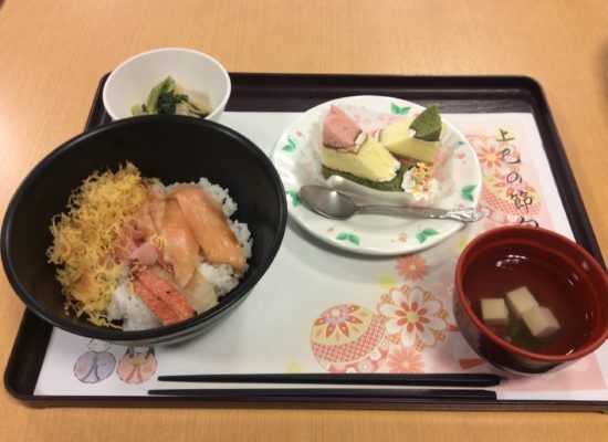 海鮮丼と吸い物、三食のスポンジケーキのデザート