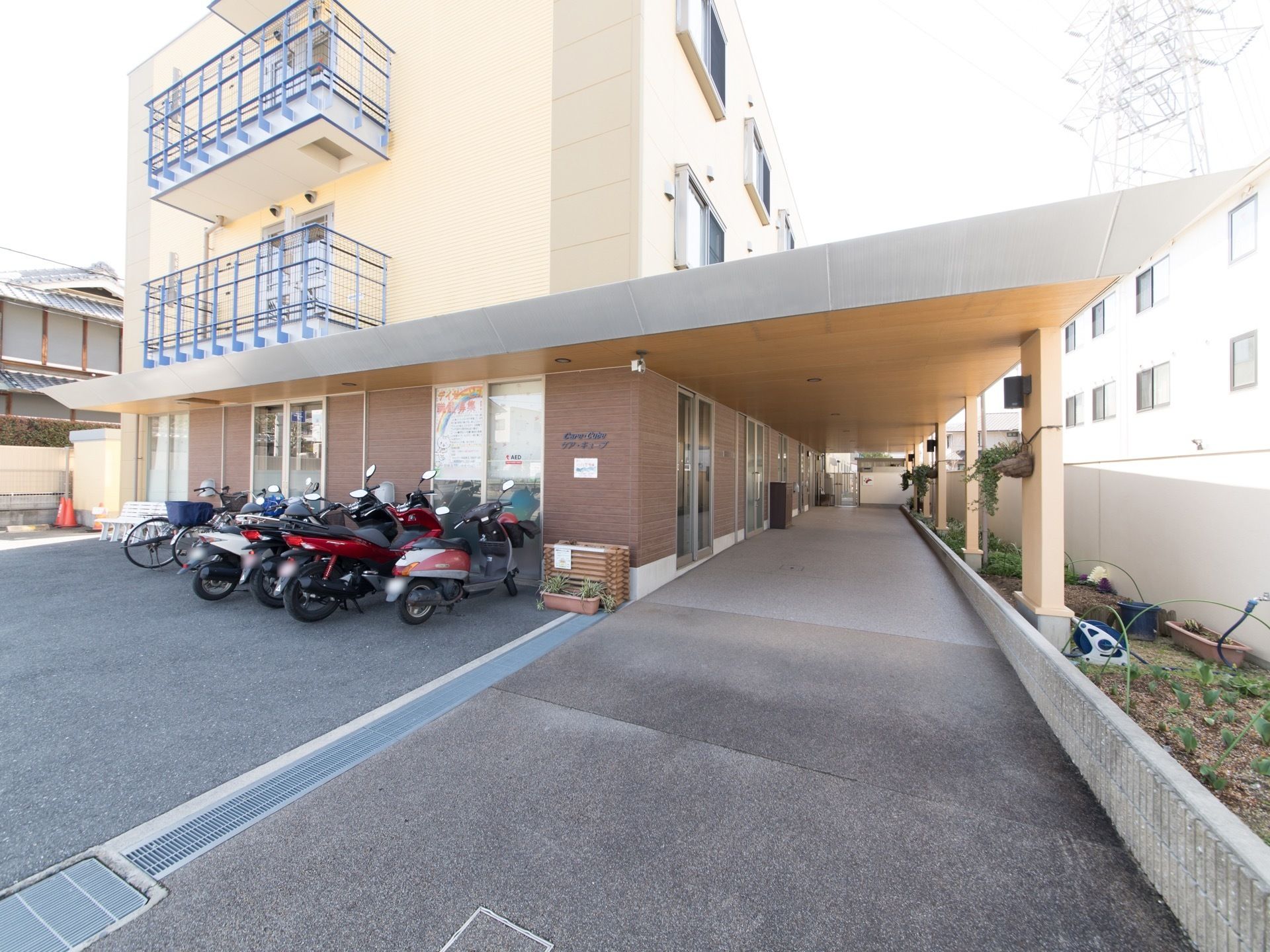 ３階建てであり、２階の部分が飛び出て屋根のようになっている。玄関の前にはベンチや植木鉢が置いてある。