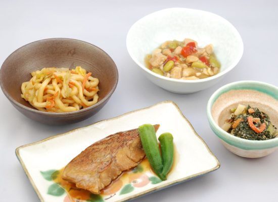 煮魚と焼きうどんと、豆の煮物やほうれん草の和え物