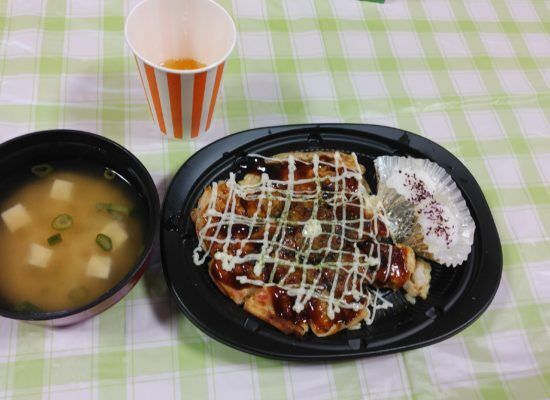 豆腐の味噌汁とお好み焼きのセット