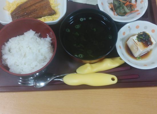 ウナギのかば焼きとご飯と吸い物と冷やっこ