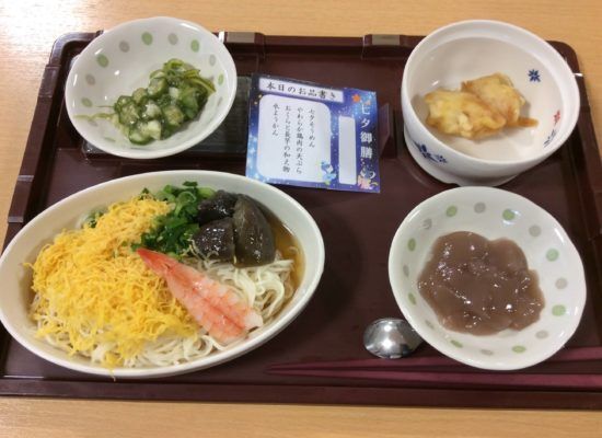 ちらし寿司とオクラのサラダと揚げ物のセット