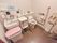 多機能な共用トイレには、車椅子の方に対応した洋式トイレ、オストメイト対応のトイレのほか、ベビーチェアも設置されている。きれいで清潔感がある。