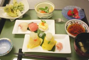 手まり寿司や天ぷらの盛り合わせのセット