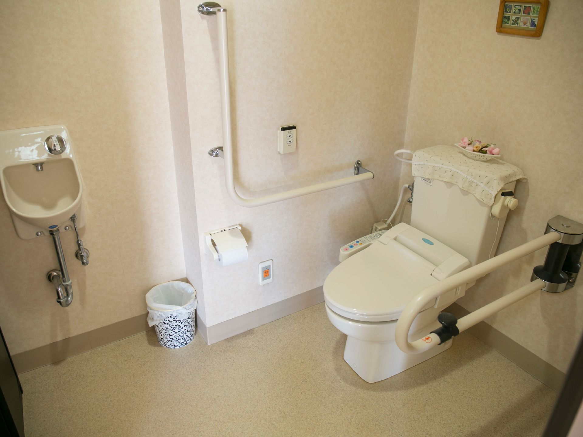 トイレはウォシュレットの付いた洋式便器を設置している。また壁には手すりがあり、緊急時の呼び出しボタンも用意している。