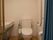 居室のトイレは開け閉めしやすいように、ドアではなくカーテンを設置している。また壁には手すりが取り付けられている。
