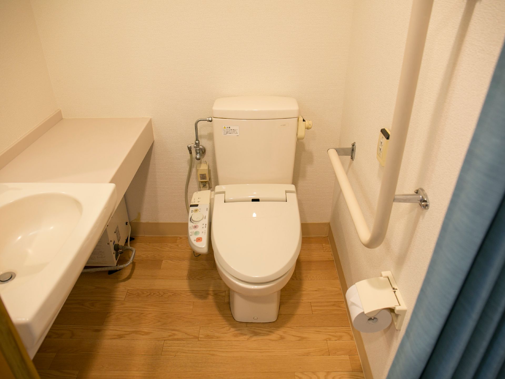 トイレにはウォシュレットの付いた洋式タイプを設置している。また壁には緊急時の呼び出しボタンが設置されている。
