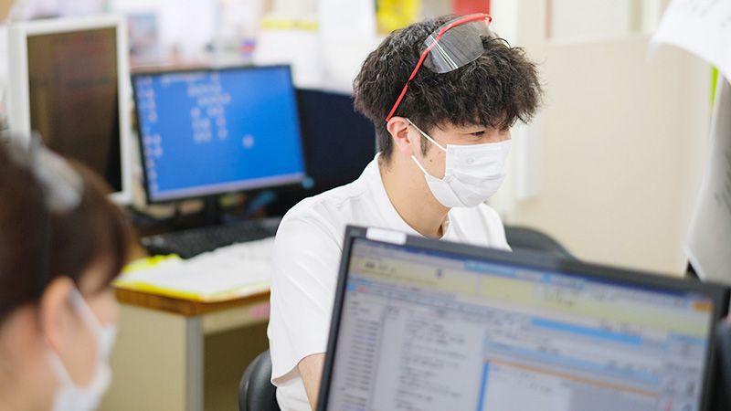 スタッフが作業する様子