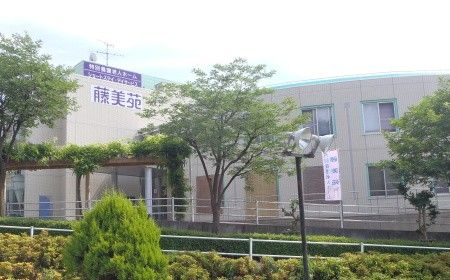 緑に囲まれた施設外観