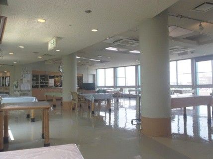 明るい食事スペース